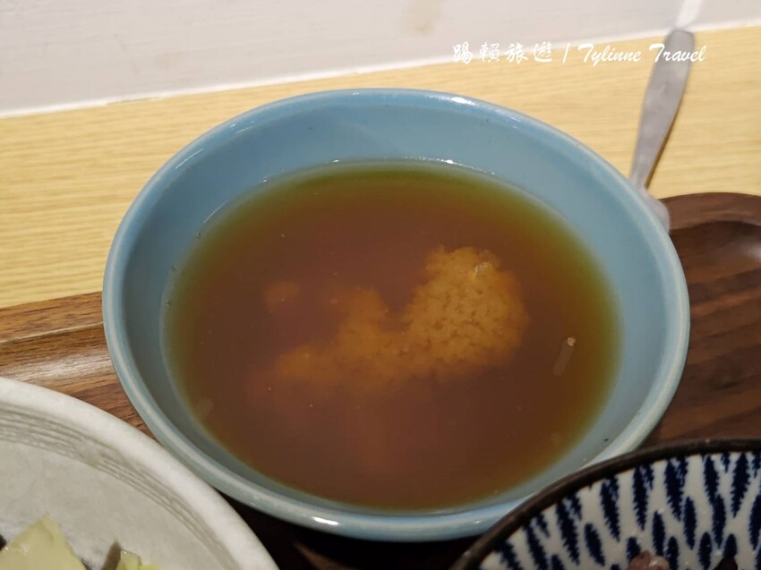 東區隱藏版健康美食!超值「真飽餐盒」低脂高蛋白套餐,還有鬆餅和紅茶搭配。