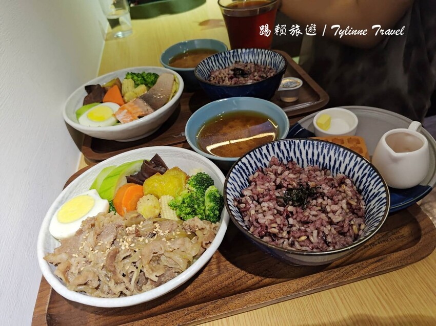 東區隱藏版健康美食!超值「真飽餐盒」低脂高蛋白套餐,還有鬆餅和紅茶搭配。