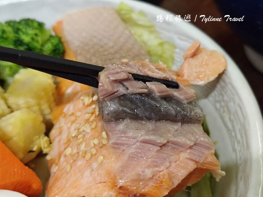 東區隱藏版健康美食!超值「真飽餐盒」低脂高蛋白套餐,還有鬆餅和紅茶搭配。