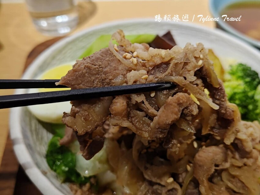 東區隱藏版健康美食!超值「真飽餐盒」低脂高蛋白套餐,還有鬆餅和紅茶搭配。