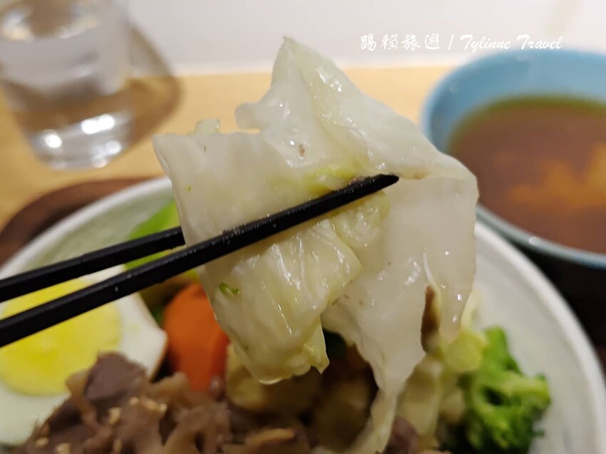 東區隱藏版健康美食!超值「真飽餐盒」低脂高蛋白套餐,還有鬆餅和紅茶搭配。