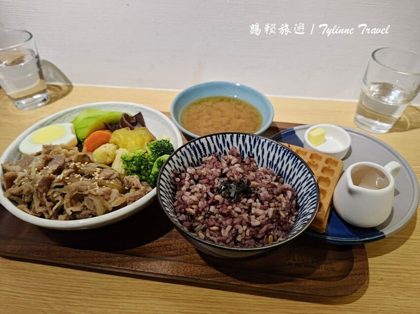 東區隱藏版健康美食!超值「真飽餐盒」低脂高蛋白套餐,還有鬆餅和紅茶搭配。