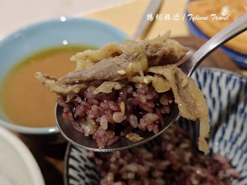 東區隱藏版健康美食!超值「真飽餐盒」低脂高蛋白套餐,還有鬆餅和紅茶搭配。