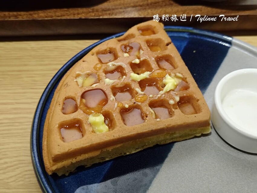 東區隱藏版健康美食!超值「真飽餐盒」低脂高蛋白套餐,還有鬆餅和紅茶搭配。