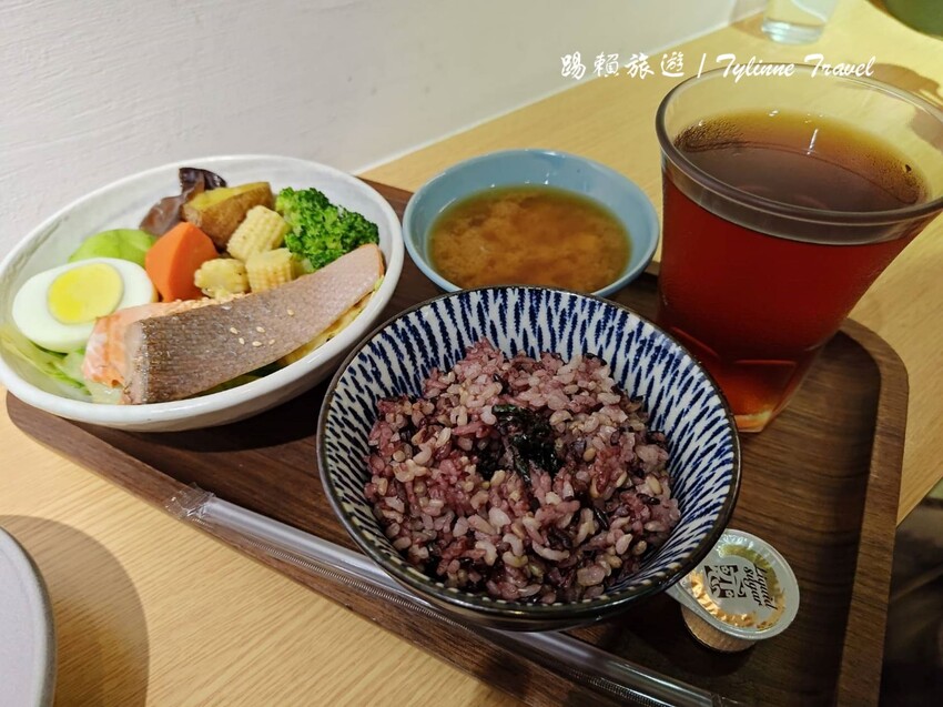 東區隱藏版健康美食!超值「真飽餐盒」低脂高蛋白套餐,還有鬆餅和紅茶搭配。
