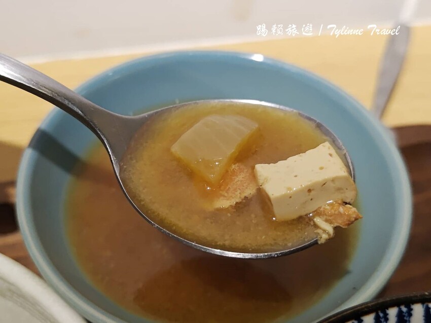 東區隱藏版健康美食!超值「真飽餐盒」低脂高蛋白套餐,還有鬆餅和紅茶搭配。