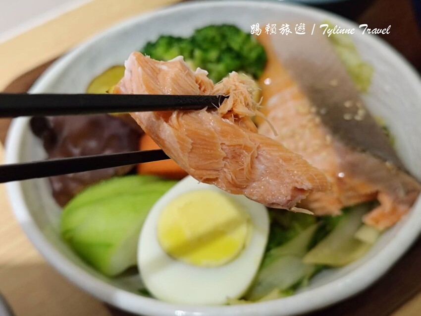 東區隱藏版健康美食!超值「真飽餐盒」低脂高蛋白套餐,還有鬆餅和紅茶搭配。