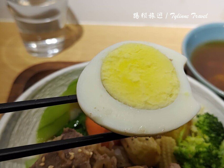 東區隱藏版健康美食!超值「真飽餐盒」低脂高蛋白套餐,還有鬆餅和紅茶搭配。
