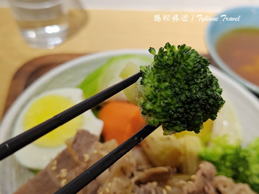 東區隱藏版健康美食!超值「真飽餐盒」低脂高蛋白套餐,還有鬆餅和紅茶搭配。
