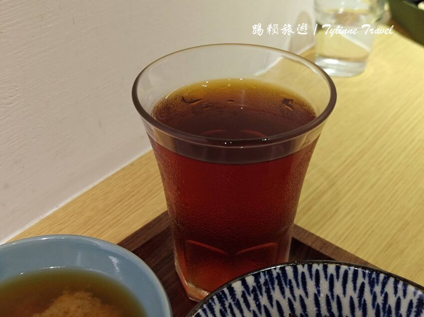 東區隱藏版健康美食!超值「真飽餐盒」低脂高蛋白套餐,還有鬆餅和紅茶搭配。