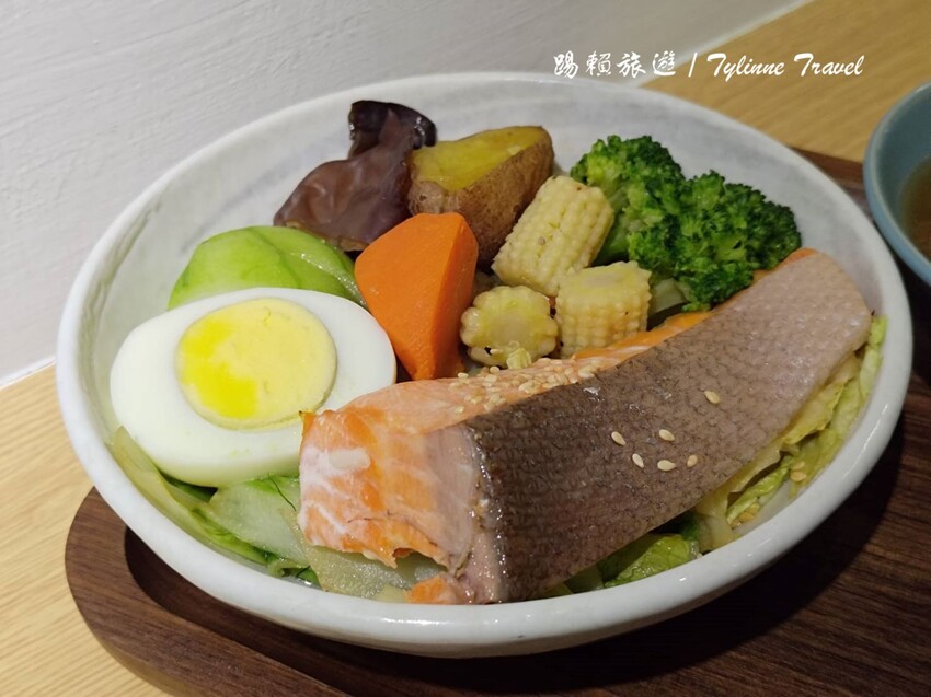 東區隱藏版健康美食!超值「真飽餐盒」低脂高蛋白套餐,還有鬆餅和紅茶搭配。