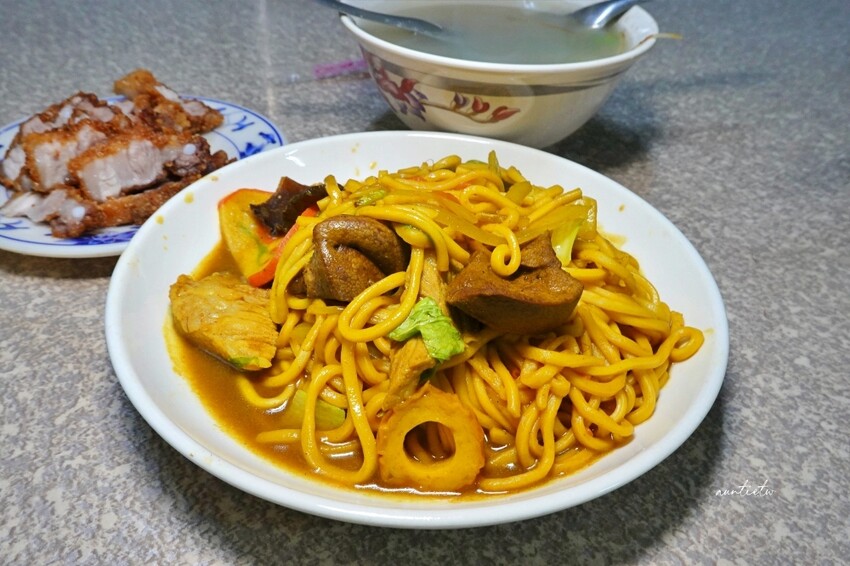 基隆市中正區【基隆】中正區|正老牌咖哩麵,傳承三代,必點酥炸紅燒肉,基隆在地咖哩炒麵排隊老店