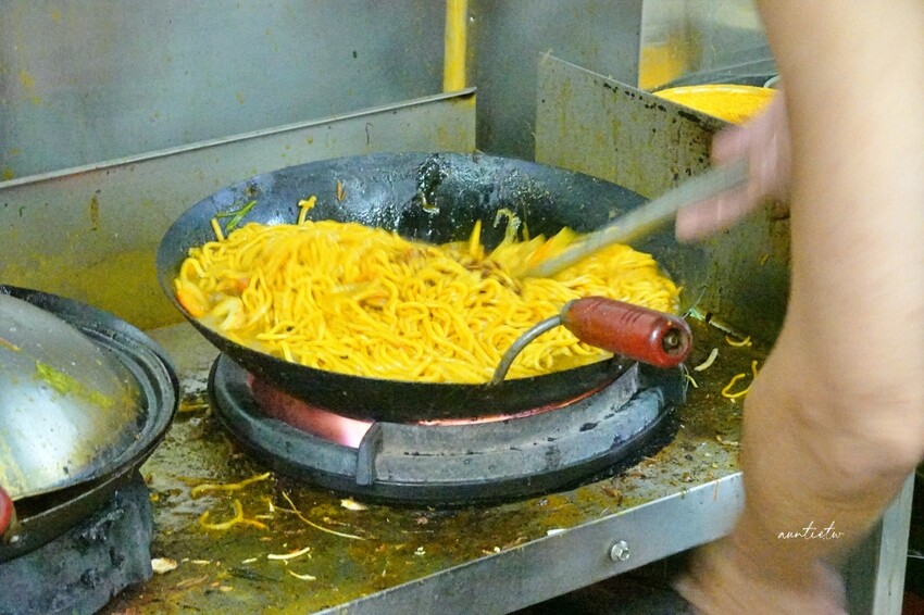 基隆市中正區【基隆】中正區|正老牌咖哩麵,傳承三代,必點酥炸紅燒肉,基隆在地咖哩炒麵排隊老店