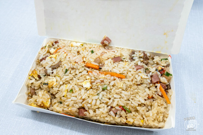 台中市西區炒飯鬃獅 | 台中向上市場美食除了水餃羹飯外，這間炒飯也強到爆～