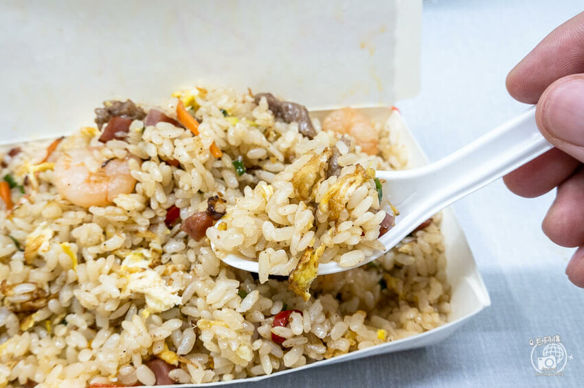 台中市西區炒飯鬃獅 | 台中向上市場美食除了水餃羹飯外，這間炒飯也強到爆～