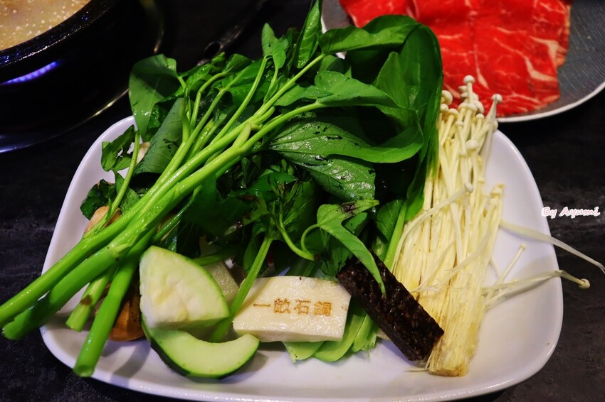 [台中鍋物推薦]一畝石鍋豐原店/豐富的蔬食、飲料冰品自助吧/