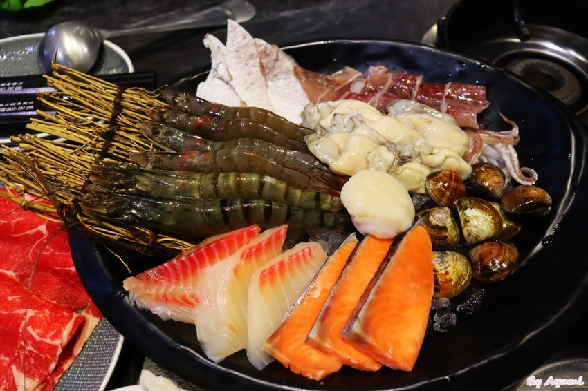 [台中鍋物推薦]一畝石鍋豐原店/豐富的蔬食、飲料冰品自助吧/