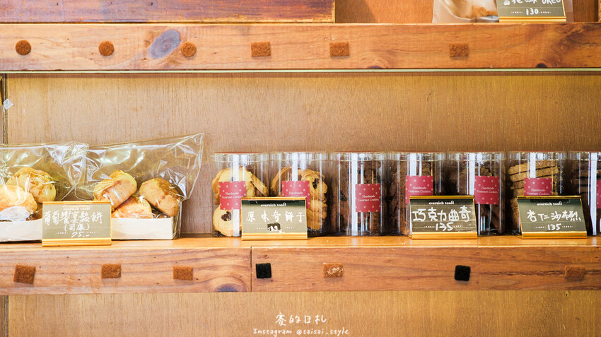 台中市西區永豐吐司 建國店|台中美食|每日限量出爐的葡式蛋塔、鮮奶製成的各種吐司,還有超好吃的蛋黃酥、奶油菠蘿