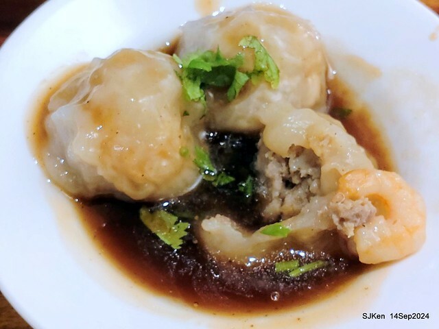 「朱家排骨酥麵」排骨酥與蝦仁肉圓 (Crispy spareribs and shrimp meatballs 「朱家排骨酥麵」排骨酥與蝦仁肉圓 (Crispy spareribs and shrimp meatballs