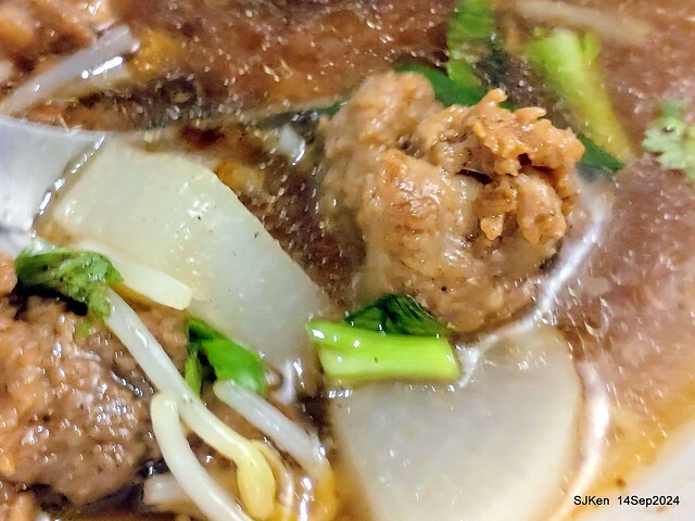 「朱家排骨酥麵」排骨酥與蝦仁肉圓 (Crispy spareribs and shrimp meatballs 「朱家排骨酥麵」排骨酥與蝦仁肉圓 (Crispy spareribs and shrimp meatballs