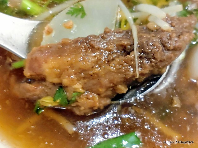 「朱家排骨酥麵」排骨酥與蝦仁肉圓 (Crispy spareribs and shrimp meatballs 「朱家排骨酥麵」排骨酥與蝦仁肉圓 (Crispy spareribs and shrimp meatballs