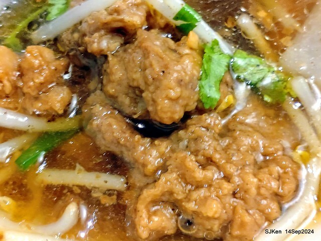 「朱家排骨酥麵」排骨酥與蝦仁肉圓 (Crispy spareribs and shrimp meatballs 「朱家排骨酥麵」排骨酥與蝦仁肉圓 (Crispy spareribs and shrimp meatballs
