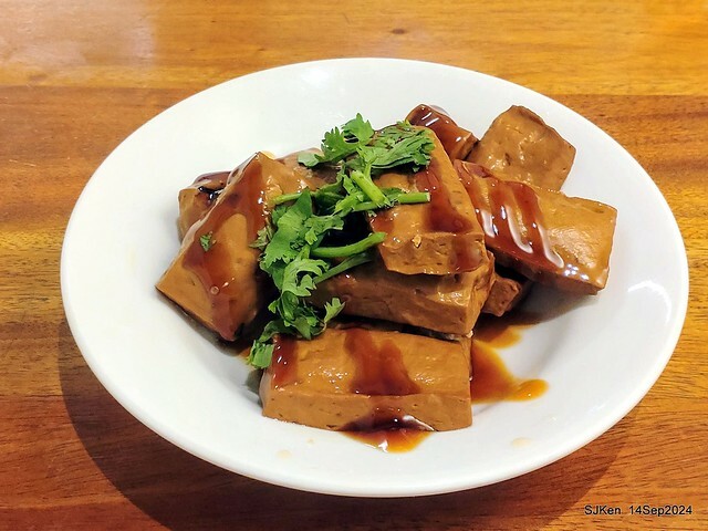 「朱家排骨酥麵」排骨酥與蝦仁肉圓 (Crispy spareribs and shrimp meatballs 「朱家排骨酥麵」排骨酥與蝦仁肉圓 (Crispy spareribs and shrimp meatballs