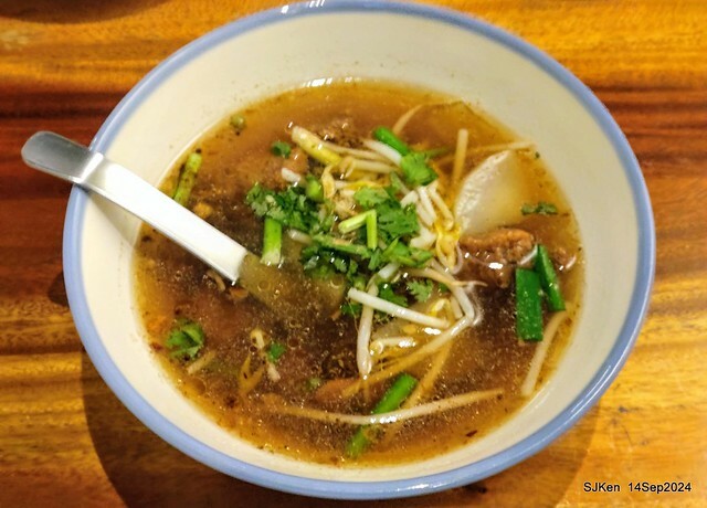 「朱家排骨酥麵」排骨酥與蝦仁肉圓 (Crispy spareribs and shrimp meatballs 「朱家排骨酥麵」排骨酥與蝦仁肉圓 (Crispy spareribs and shrimp meatballs