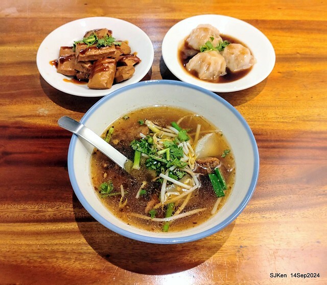 「朱家排骨酥麵」排骨酥與蝦仁肉圓 (Crispy spareribs and shrimp meatballs 「朱家排骨酥麵」排骨酥與蝦仁肉圓 (Crispy spareribs and shrimp meatballs
