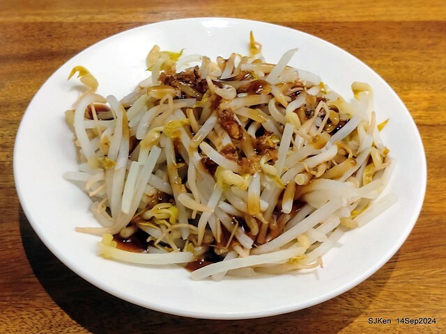 「朱家排骨酥麵」排骨酥與蝦仁肉圓 (Crispy spareribs and shrimp meatballs 「朱家排骨酥麵」排骨酥與蝦仁肉圓 (Crispy spareribs and shrimp meatballs