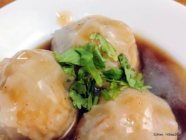 「朱家排骨酥麵」排骨酥與蝦仁肉圓 (Crispy spareribs and shrimp meatballs 「朱家排骨酥麵」排骨酥與蝦仁肉圓 (Crispy spareribs and shrimp meatballs