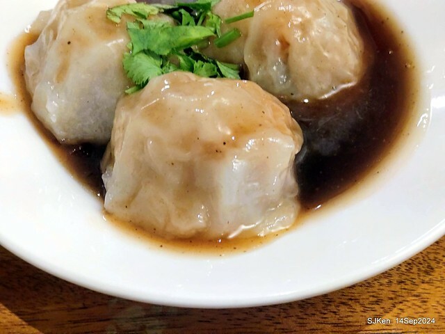 「朱家排骨酥麵」排骨酥與蝦仁肉圓 (Crispy spareribs and shrimp meatballs 「朱家排骨酥麵」排骨酥與蝦仁肉圓 (Crispy spareribs and shrimp meatballs