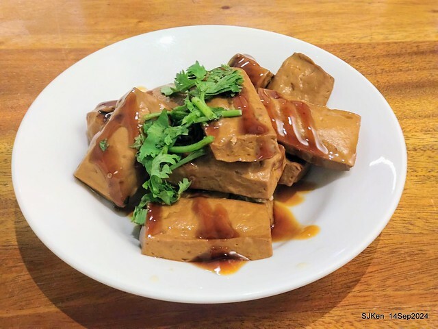 「朱家排骨酥麵」排骨酥與蝦仁肉圓 (Crispy spareribs and shrimp meatballs 「朱家排骨酥麵」排骨酥與蝦仁肉圓 (Crispy spareribs and shrimp meatballs