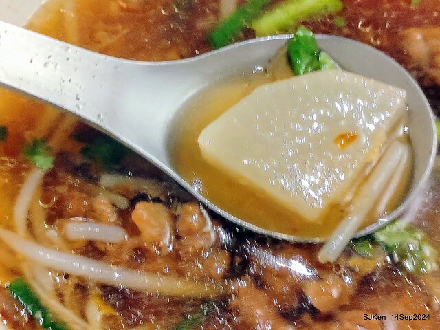 「朱家排骨酥麵」排骨酥與蝦仁肉圓 (Crispy spareribs and shrimp meatballs 「朱家排骨酥麵」排骨酥與蝦仁肉圓 (Crispy spareribs and shrimp meatballs