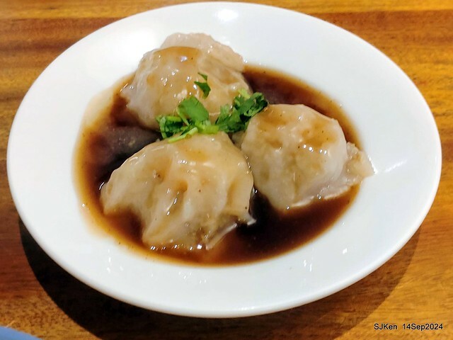 「朱家排骨酥麵」排骨酥與蝦仁肉圓 (Crispy spareribs and shrimp meatballs 「朱家排骨酥麵」排骨酥與蝦仁肉圓 (Crispy spareribs and shrimp meatballs