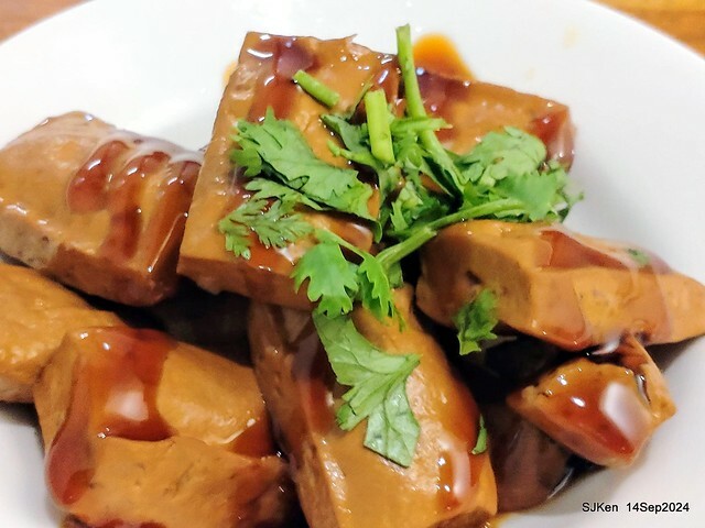 「朱家排骨酥麵」排骨酥與蝦仁肉圓 (Crispy spareribs and shrimp meatballs 「朱家排骨酥麵」排骨酥與蝦仁肉圓 (Crispy spareribs and shrimp meatballs