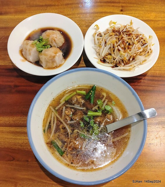 「朱家排骨酥麵」排骨酥與蝦仁肉圓 (Crispy spareribs and shrimp meatballs 「朱家排骨酥麵」排骨酥與蝦仁肉圓 (Crispy spareribs and shrimp meatballs