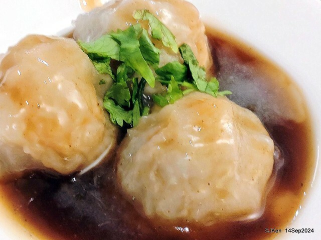 「朱家排骨酥麵」排骨酥與蝦仁肉圓 (Crispy spareribs and shrimp meatballs 「朱家排骨酥麵」排骨酥與蝦仁肉圓 (Crispy spareribs and shrimp meatballs