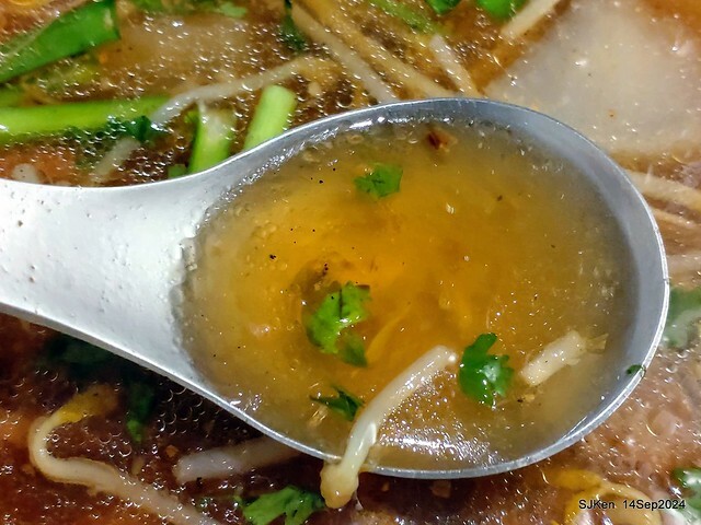 「朱家排骨酥麵」排骨酥與蝦仁肉圓 (Crispy spareribs and shrimp meatballs 「朱家排骨酥麵」排骨酥與蝦仁肉圓 (Crispy spareribs and shrimp meatballs