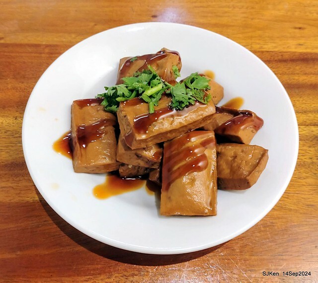 「朱家排骨酥麵」排骨酥與蝦仁肉圓 (Crispy spareribs and shrimp meatballs 「朱家排骨酥麵」排骨酥與蝦仁肉圓 (Crispy spareribs and shrimp meatballs