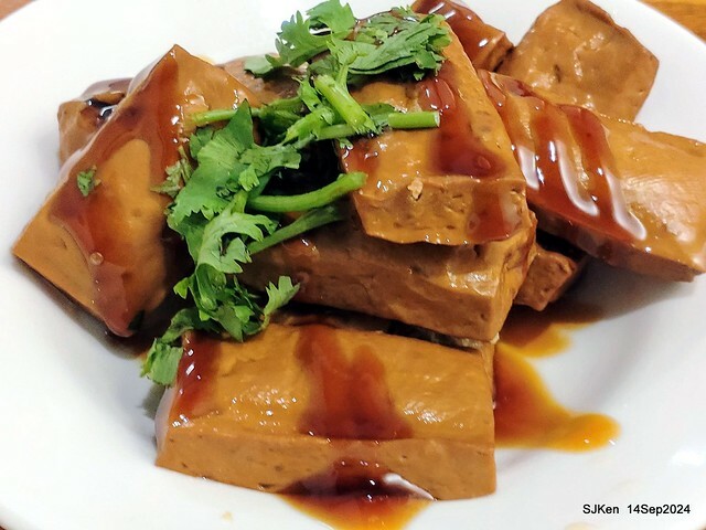 「朱家排骨酥麵」排骨酥與蝦仁肉圓 (Crispy spareribs and shrimp meatballs 「朱家排骨酥麵」排骨酥與蝦仁肉圓 (Crispy spareribs and shrimp meatballs