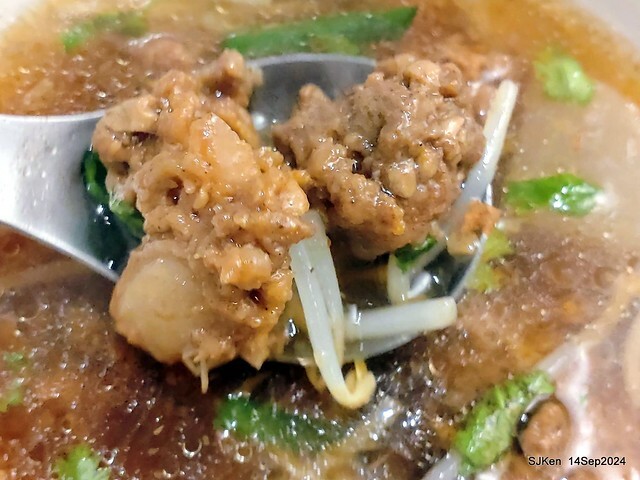 「朱家排骨酥麵」排骨酥與蝦仁肉圓 (Crispy spareribs and shrimp meatballs 「朱家排骨酥麵」排骨酥與蝦仁肉圓 (Crispy spareribs and shrimp meatballs