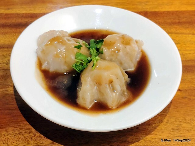 「朱家排骨酥麵」排骨酥與蝦仁肉圓 (Crispy spareribs and shrimp meatballs 「朱家排骨酥麵」排骨酥與蝦仁肉圓 (Crispy spareribs and shrimp meatballs