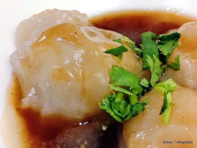 「朱家排骨酥麵」排骨酥與蝦仁肉圓 (Crispy spareribs and shrimp meatballs 「朱家排骨酥麵」排骨酥與蝦仁肉圓 (Crispy spareribs and shrimp meatballs
