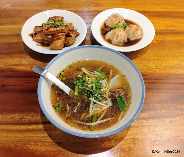 「朱家排骨酥麵」排骨酥與蝦仁肉圓 (Crispy spareribs and shrimp meatballs 「朱家排骨酥麵」排骨酥與蝦仁肉圓 (Crispy spareribs and shrimp meatballs