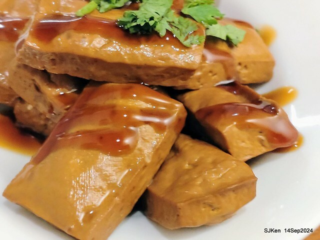 「朱家排骨酥麵」排骨酥與蝦仁肉圓 (Crispy spareribs and shrimp meatballs 「朱家排骨酥麵」排骨酥與蝦仁肉圓 (Crispy spareribs and shrimp meatballs