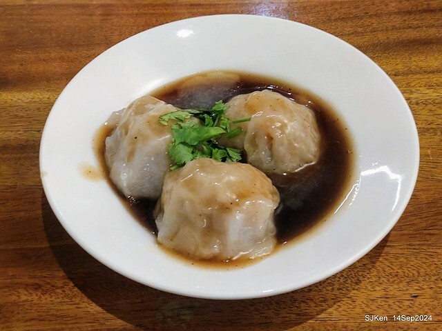 「朱家排骨酥麵」排骨酥與蝦仁肉圓 (Crispy spareribs and shrimp meatballs 「朱家排骨酥麵」排骨酥與蝦仁肉圓 (Crispy spareribs and shrimp meatballs