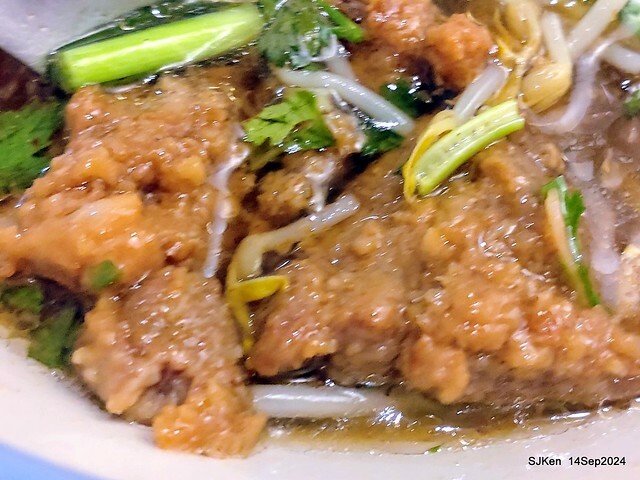 「朱家排骨酥麵」排骨酥與蝦仁肉圓 (Crispy spareribs and shrimp meatballs 「朱家排骨酥麵」排骨酥與蝦仁肉圓 (Crispy spareribs and shrimp meatballs