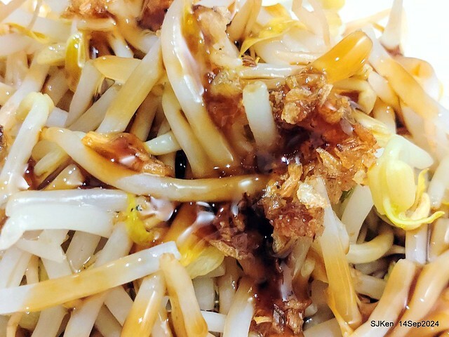 「朱家排骨酥麵」排骨酥與蝦仁肉圓 (Crispy spareribs and shrimp meatballs 「朱家排骨酥麵」排骨酥與蝦仁肉圓 (Crispy spareribs and shrimp meatballs