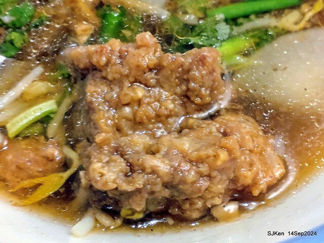 「朱家排骨酥麵」排骨酥與蝦仁肉圓 (Crispy spareribs and shrimp meatballs 「朱家排骨酥麵」排骨酥與蝦仁肉圓 (Crispy spareribs and shrimp meatballs